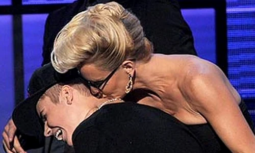 Jenny McCarthy s a luptat să l pipăie şi să l pupe pe Justin Bieber  jpeg