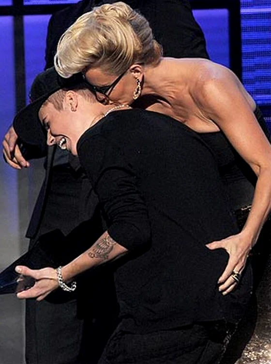 Jenny McCarthy s-a luptat să-l pipăie şi să-l pupe pe Justin Bieber.