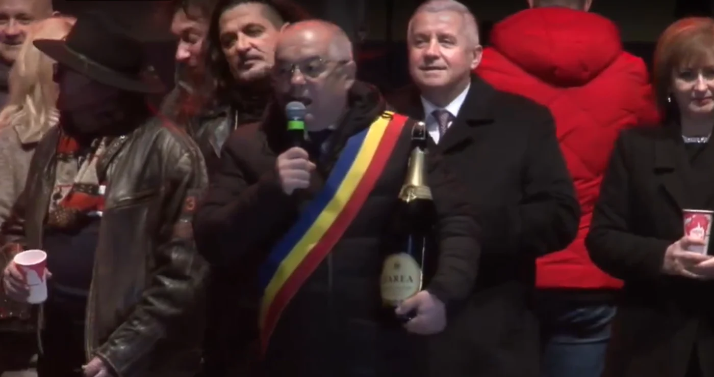 Emil Boc a sărbătorit trecerea în noul an cu o șampanie „ca la Formula 1”. FOTO: Captura video 