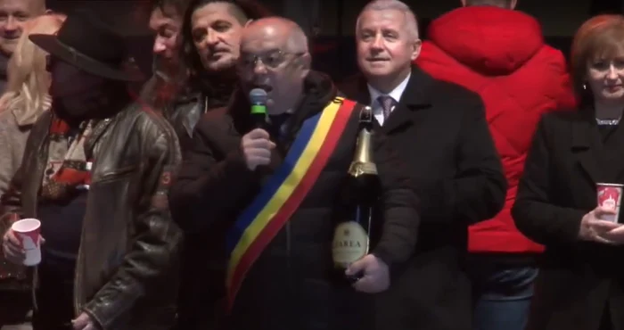 Emil Boc a sărbătorit trecerea în noul an cu o șampanie „ca la Formula 1”. FOTO: Captura video 