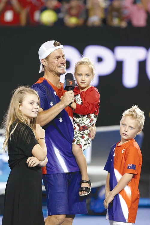 Hewitt, alături de  copii la finalul ultimul  meci din carieră