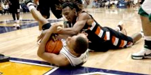 Damon Powell (în negru, luptându-se pentru minge) - FOTO sfgate.com, Michael Maloney 