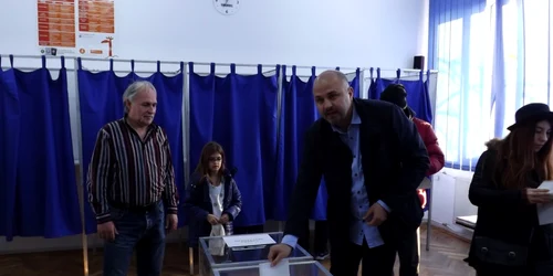 emanuel ungureanu voteaza la cluj. foto remus florescu 