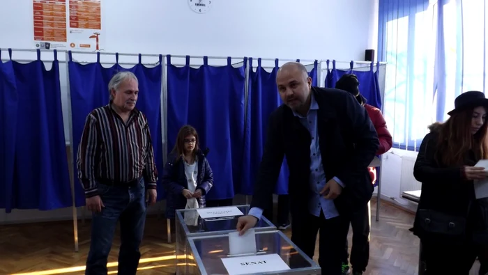 Candidatul USR, Emanuel Ungureanu, a votat la ora 11.30. FOTO: Remus Florescu