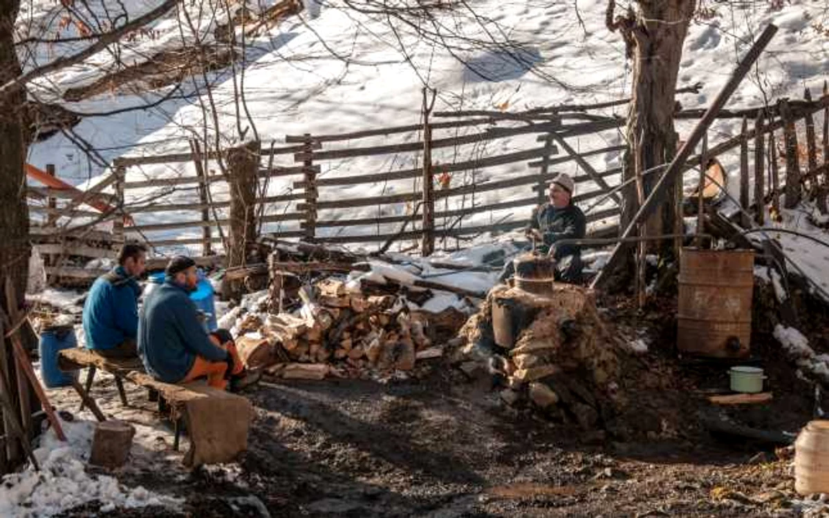 Ardeleni lângă cazanul de ţuică Foto: Alex Măţăgău