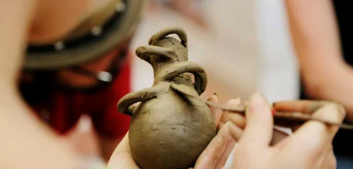 Curioşii pot chiar să lucreze singuri obiecte de artă. Foto: UGAL