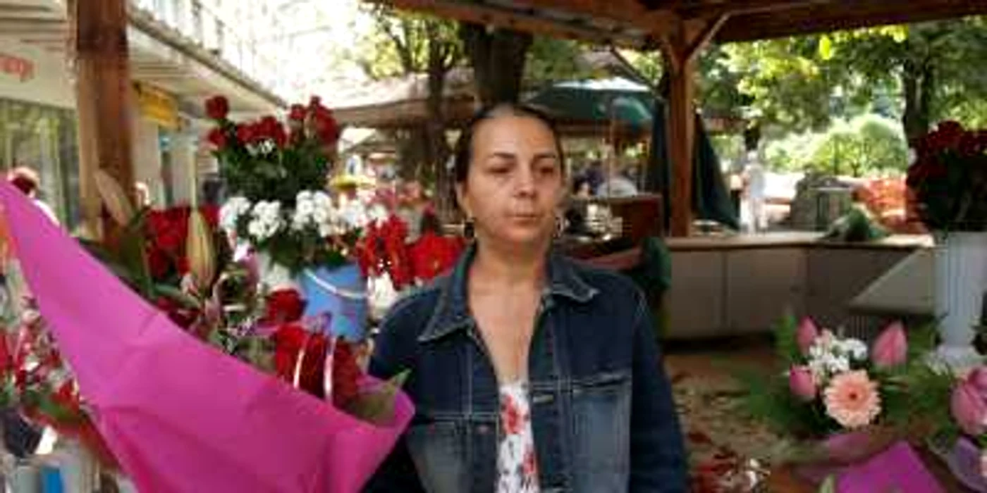 Cornelia spune că toate florile pe care le vinde sunt aduse din Olanda Foto: Alex Policală