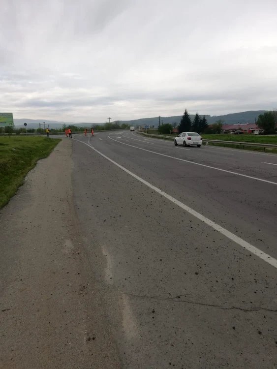DN1 acoperit cu pietriş pe 700 de metri în zona Avrig din cauza unei încărcături neasigurate Foto Adevărul