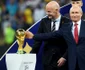 Vladimir Putin atinge trofeul cupei mondiale  în finala Campionatului Mondial de fotbal 2018 Franţa-Croaţia  FOTO Guliver / Getty Images 