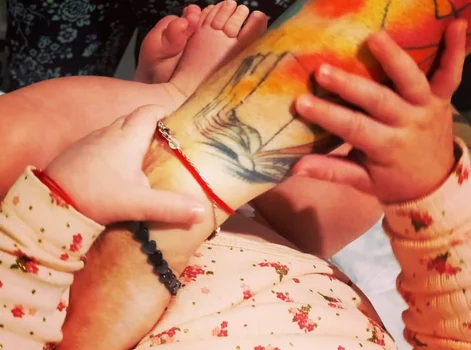 Adina Apostol, alături de copil. Sursă: Instagram