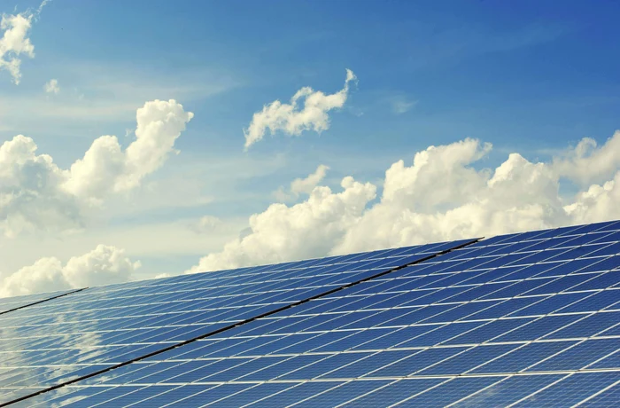 Beneficiile financiare ale investiției în panouri solare jpg