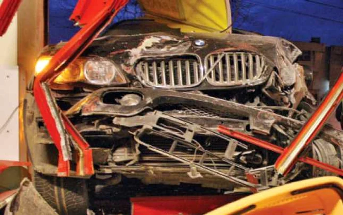 Un tânăr din Timişoara a intrat anul trecut cu BMW-ul într-un magazin şi a fugit de la locul accidentului 