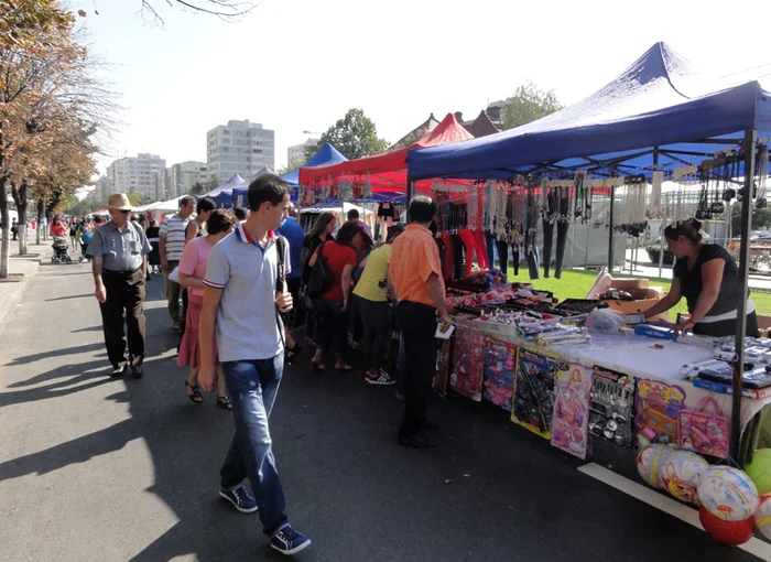 Totul are loc pe trosonul dintre magazinul Winmarkt şi Fântâna Speranţei din Slatina