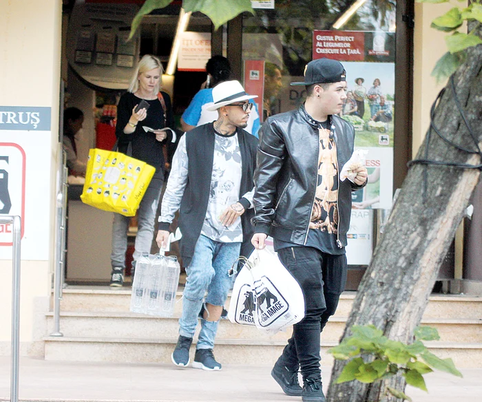 Lino, puştiul care locuieşte în casa lui Velea, l-a ajutat cu plasele