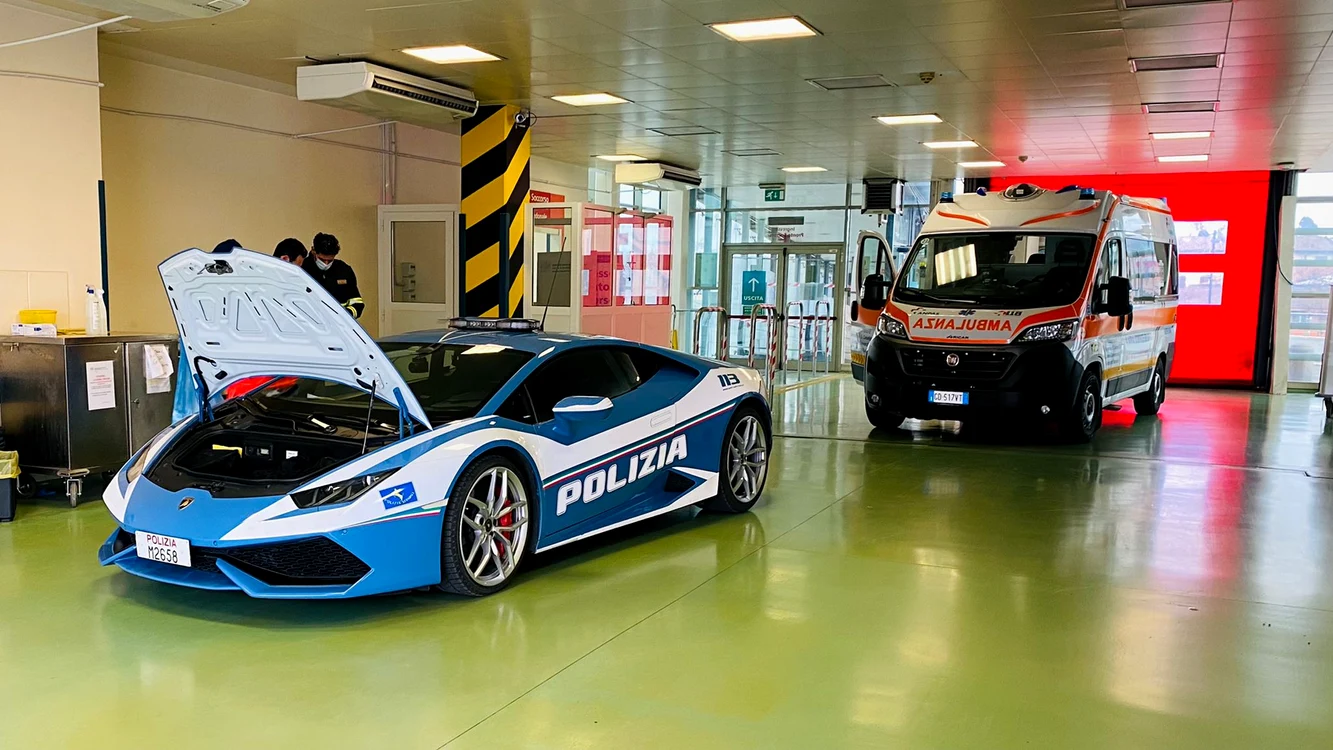 Poliţiştii au livrat rinichii la spitalul din Modena, și la Roma Foto Facebook/ Poliția din Italia
