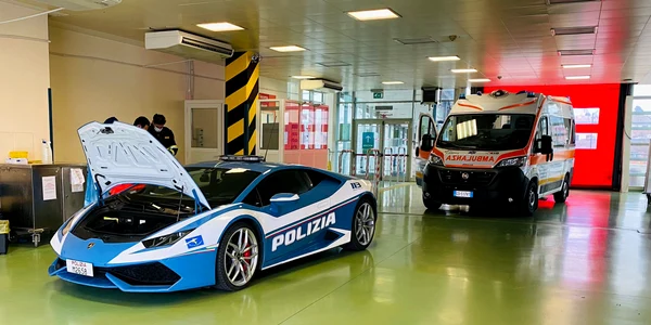Poliţiştii italieni au livrat doi rinichi cu un Lamborghini Foto Facebook/ Poliția din Italia