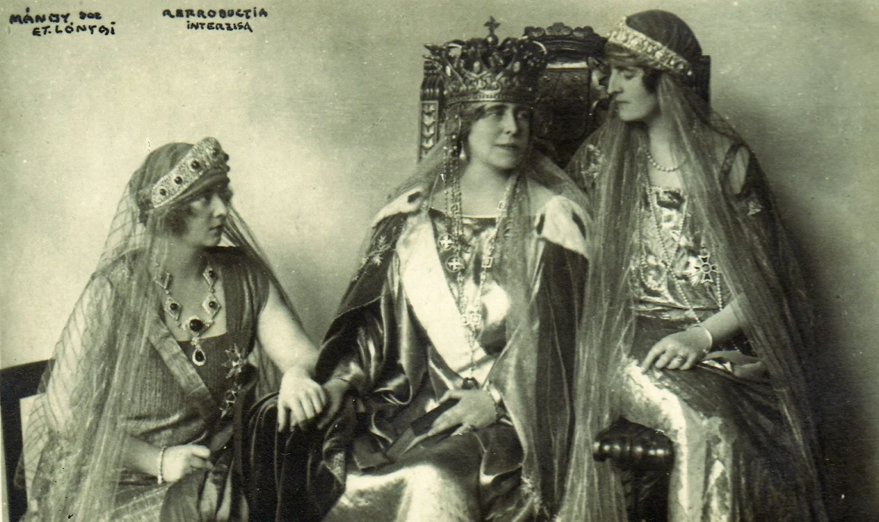 Trei regine: Maria (centru), Mărioara (stânga), Elisabeta (dreapta)