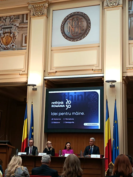 Cosmin Marinescu (BNR), Claudia Griech (E.ON), Andreea Nica (CFA), Dragoș Pîslaru - M.Investițiilor