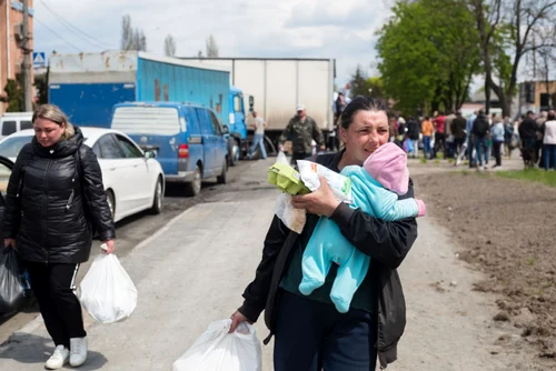 Ucrainieni primesc ajutoare alimente si apa in Borodyanka Ucraina 3 mai 2022 FOTO Getty Images