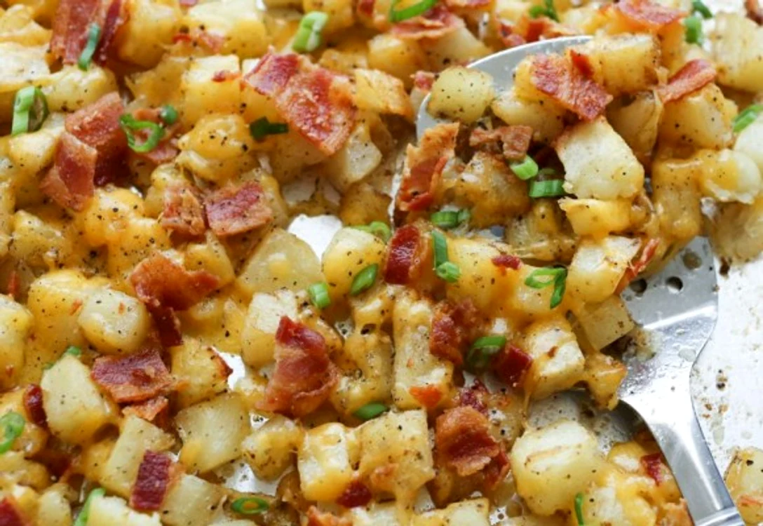 
    Daca îți plac cartofii taranești, atunci cu siguranta vei aprecia și acesti cartofi cu bacon.clickpoftabuna.ro  
