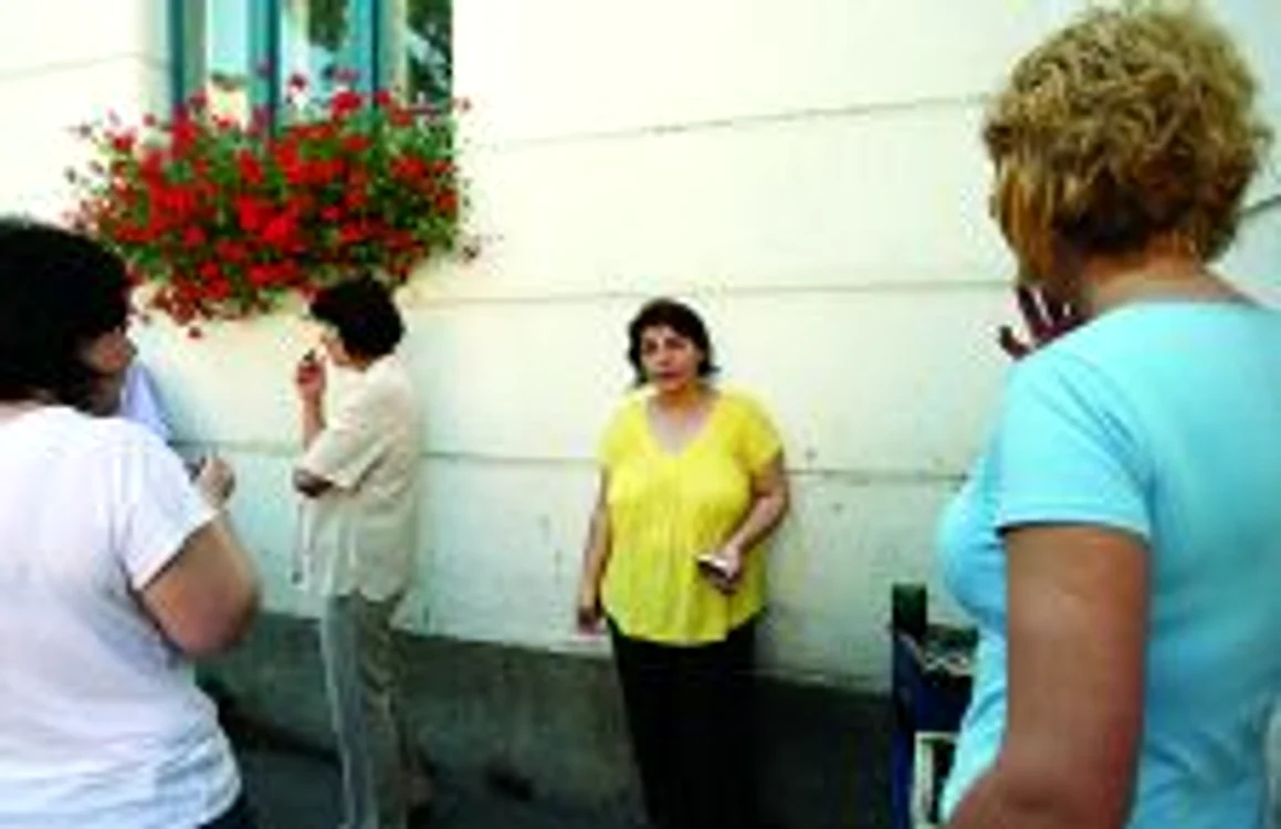 Odată cu disponibilizările din primărie scade şi numărul angajaţilor care îşi petrec pauzele în curtea instituţiei