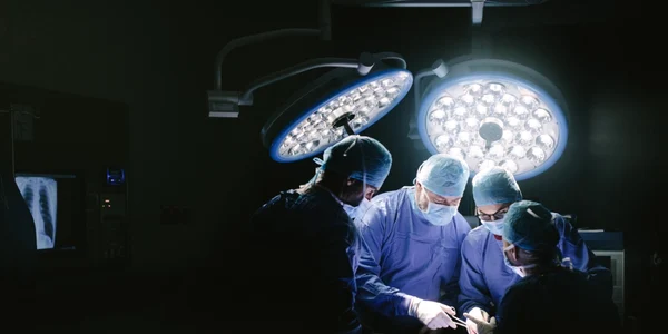 Doctor - medic - echipa de doctori in sala de operatii FOTO Shutterstock 