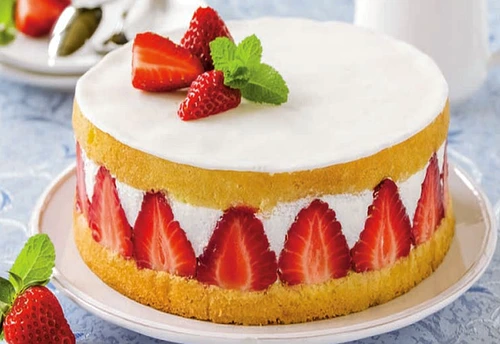 tort cu crema de vanilie si capsuni jpg