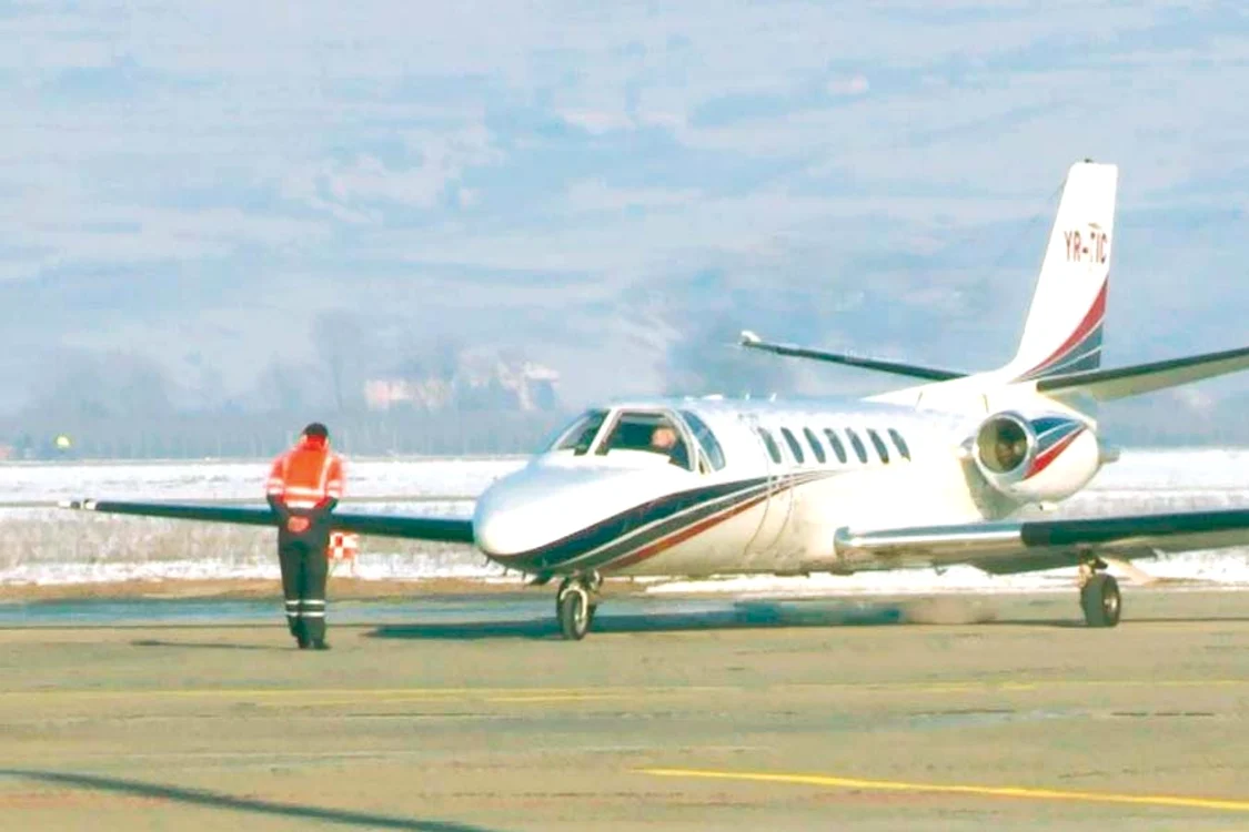 
    4 februarie: Aeronava donată de  Ion Ţiriac i-a adus pe  medici la Bucureşti (FOTOGRAFII: Florina Pop/citynews.ro)  