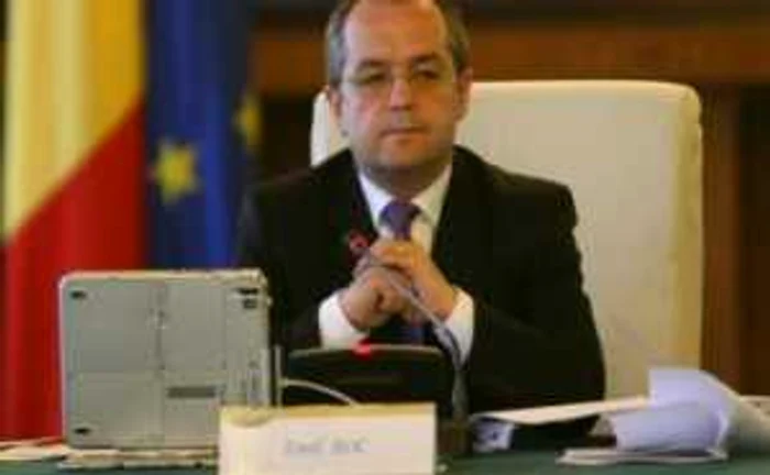Boc: Salariile profesorilor vor creşte cu 90% până în 2015