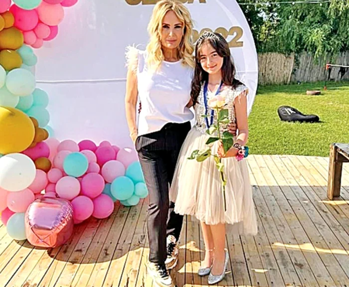 Maria a purtat pantofi sclipitori cu toc