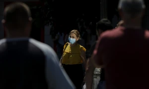 Mască medicală coronavirus COVID 19 în spaţii deschise FOTO Inquam Photos / Octav Ganea