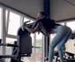 Frumoasa brunetă este antrenoare de fitness și învață fetele și femeile cum să arate bine