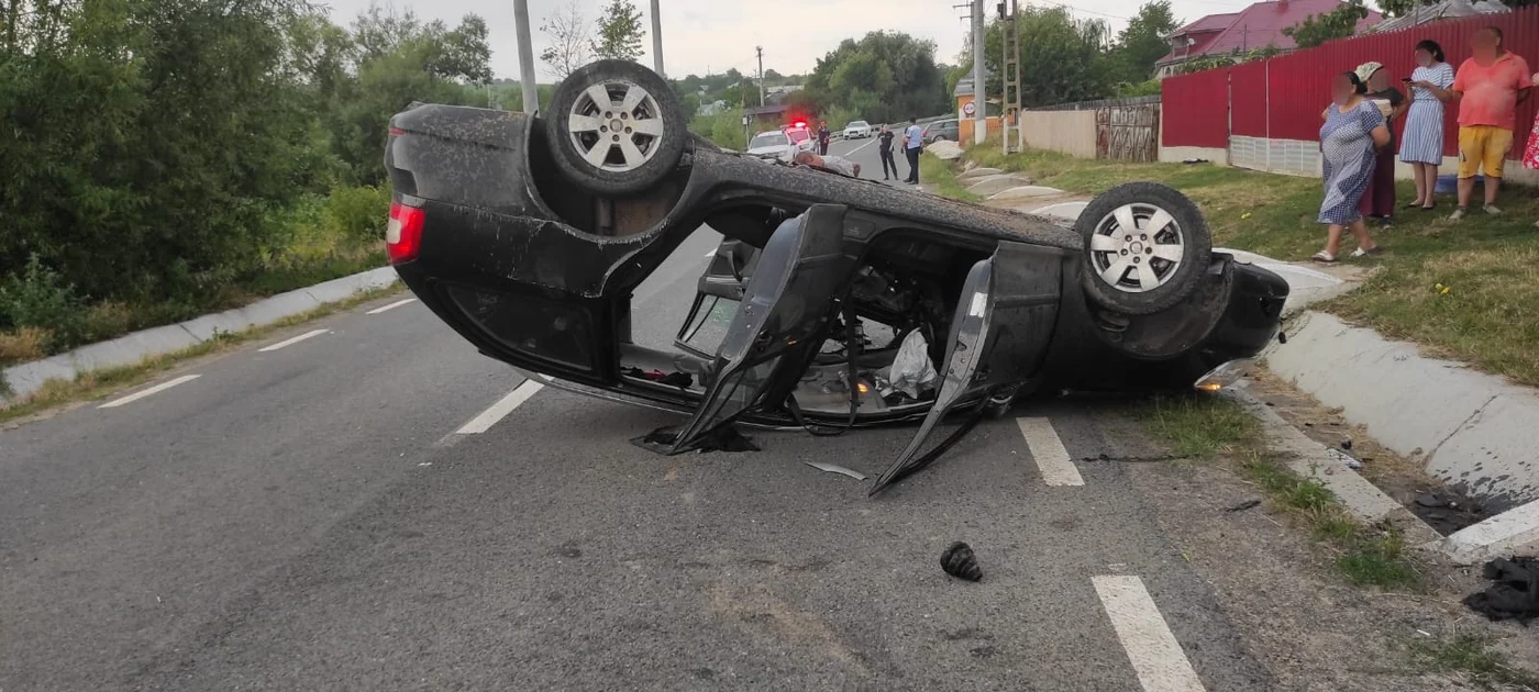 O mașină s-a răsturnat în județul Galați FOTO: IPJ Galați