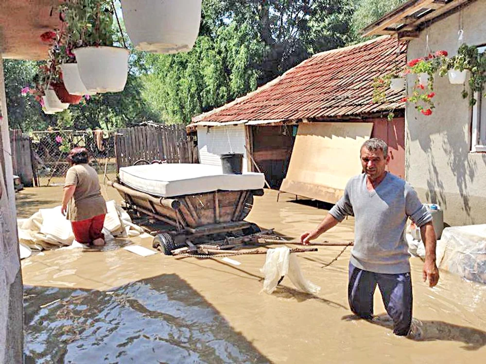 Oamenii au încercat să mai salveze câteva bunuri din calea apelor