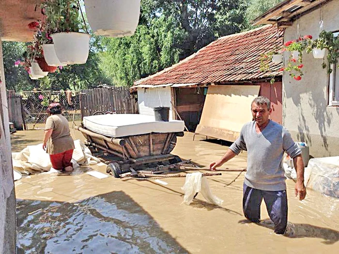Oamenii au încercat să mai salveze câteva bunuri din calea apelor