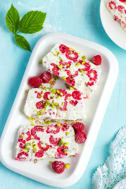 
    Semifreddo cu fistic și zmeură  