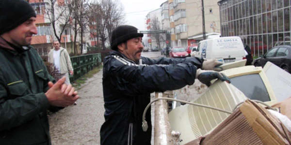 Mihai Roman (stânga) a predat angajaţilor de la Salubritate două monitoare vechi de calculator