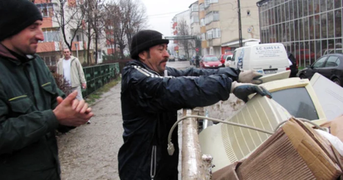 Mihai Roman (stânga) a predat angajaţilor de la Salubritate două monitoare vechi de calculator