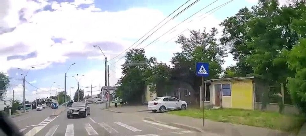 Șofer filmat în timp ce circulă pe contrasens și trece peste linia continuă. Ce sancțiune a primit VIDEO