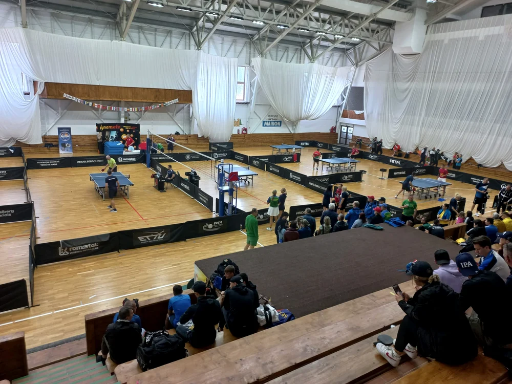 Tenis de masă în sala de sport de la Cheile Grădiștei FOTO Ioan Buciumar
