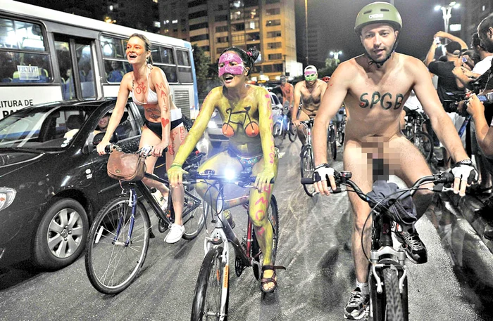 Defilează goi (fotografii: afp)