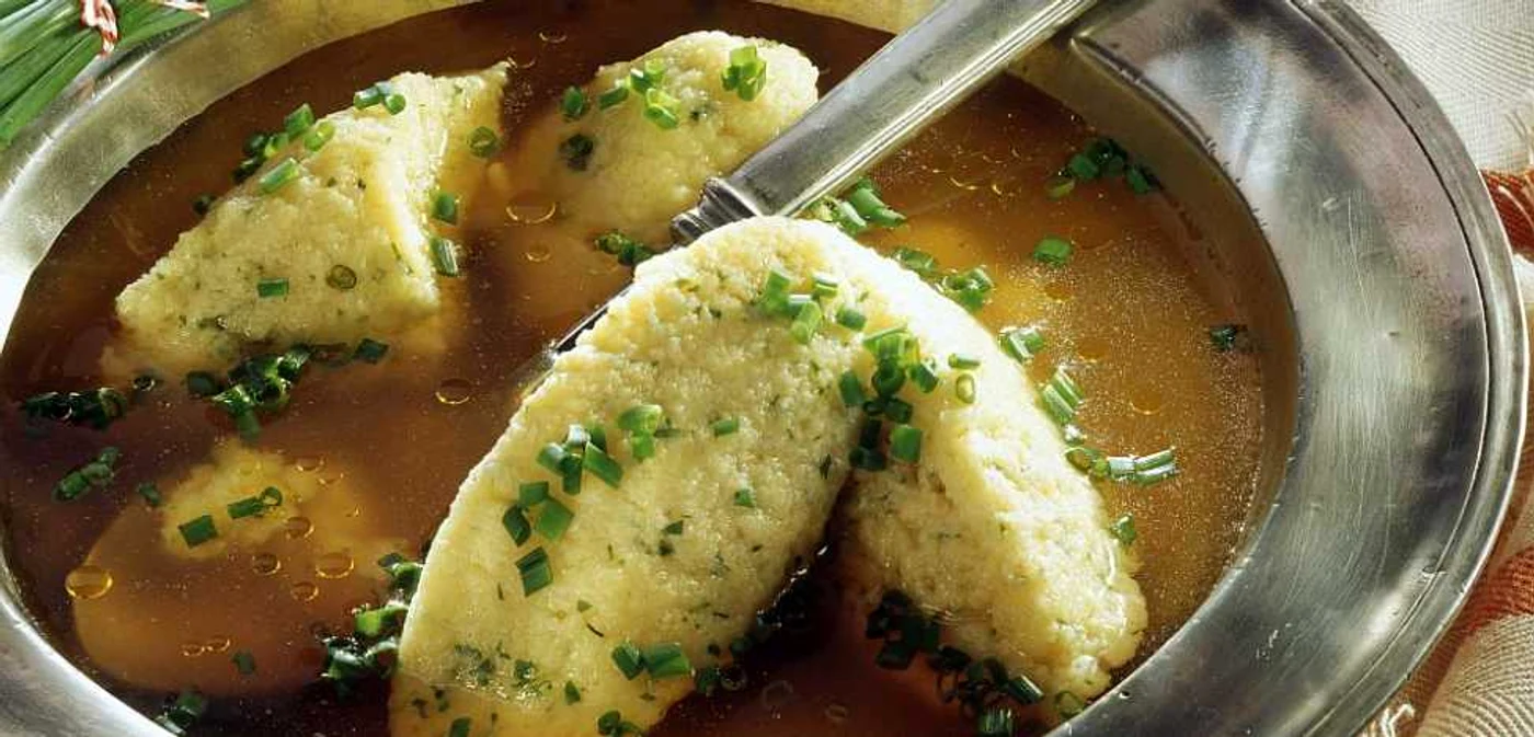 Supa de găină cu găluşte, un deliciu FOTO Adevărul