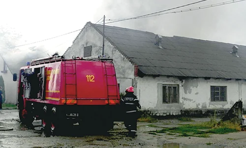 Au ars: acoperişul  halei pe o suprafaţă  de 1 280 mp, halele  de producţie, birourile firmei şi mobila de lux jpeg
