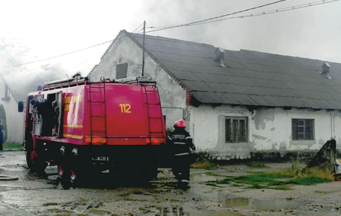 Au ars: acoperişul halei pe o suprafaţă de 1.280 mp, halele de producţie, birourile firmei şi mobila de lux