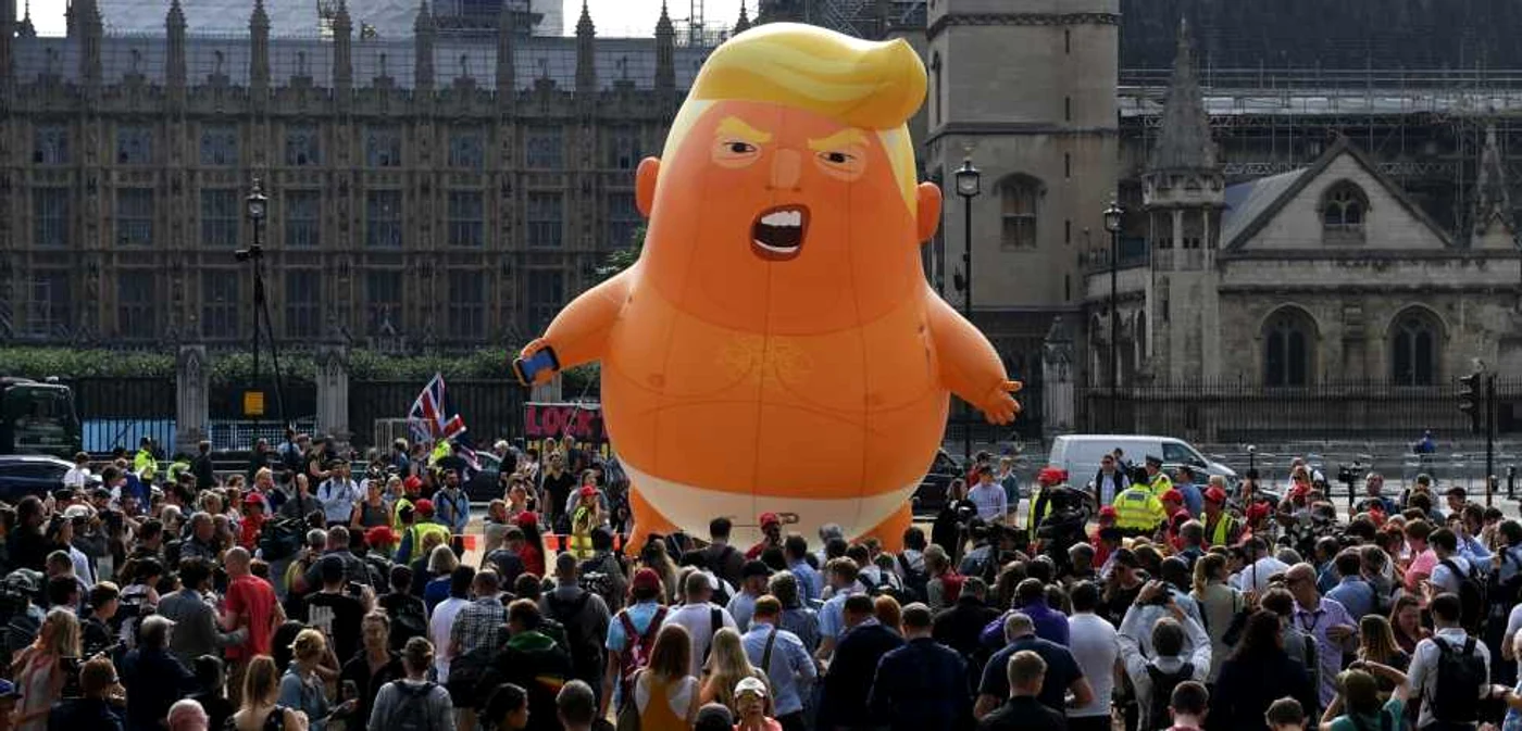 Bebeluş în scutece cu chipul lui Donald Trump ridicat în semn de protest faţăde preşedintele american FOTO EPA-EFE
