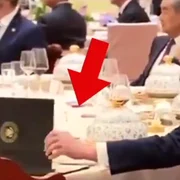 donald trump trage cu ochiul jpg