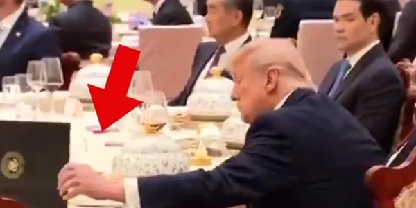 donald trump trage cu ochiul jpg