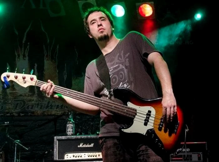 
    Liviu Popescu, basist în trupa Up to Eleven  