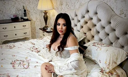 Oana Roman a pozat sexy pentru o reclamă la lenjerii de pat jpeg