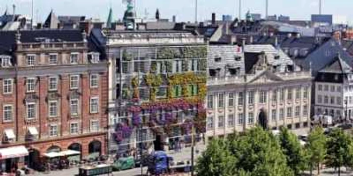 Faţada sediului Agenţiei Europene de Mediu de la Copenhaga a fost împodobită cu plante în valoare de 300.000 de euro